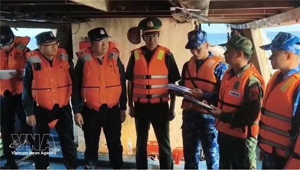 Remise de pêcheurs et de bateaux en détresse aux autorités chinoises