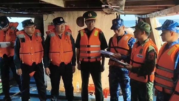 Bàn giao 2 tàu cá cùng 10 ngư dân gặp nạn cho lực lượng chấp pháp Trung Quốc