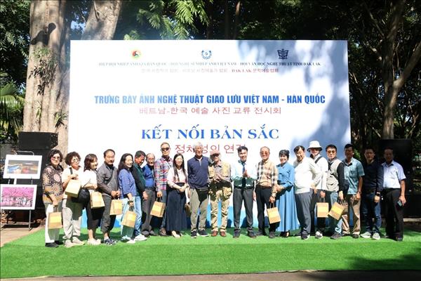 100 tác phẩm nhiếp ảnh được trưng bày Kết nối bản sắc Việt Nam - Hàn Quốc