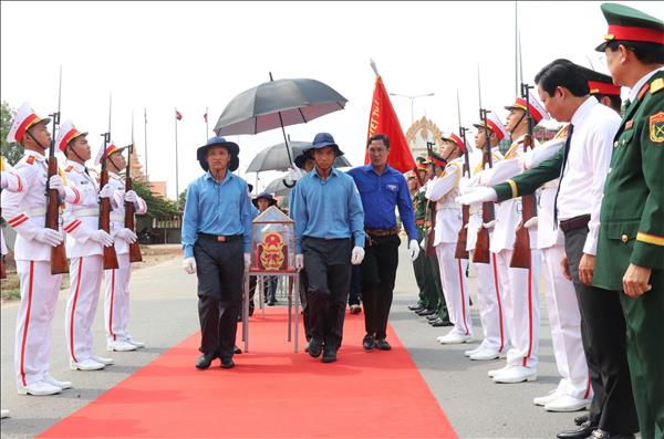 Tay Ninh organise une cérémonie daccueil pour 158 héros martyrs rapatriés du Cambodge