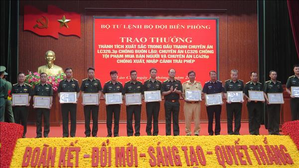 Khen thưởng thành tích xuất sắc trong đấu tranh phòng, chống tội phạm trên tuyến biên giới