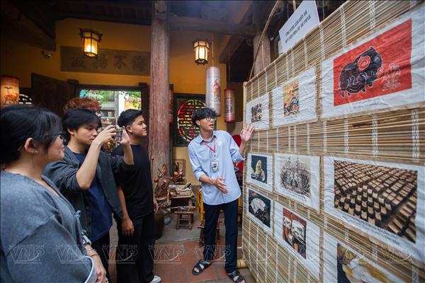 Từ Dó mà ra: Tôn vinh văn hóa viết và nghệ thuật dân gian Việt Nam