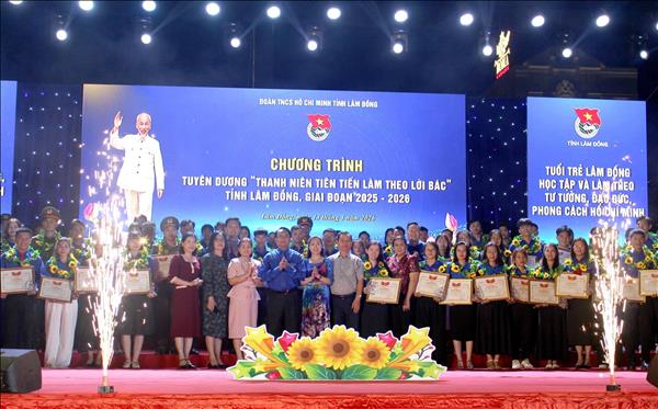 Kỷ niệm 136 năm Ngày sinh Chủ tịch Hồ Chí Minh: Tuyên dương 116 thanh niên tiên tiến làm theo lời Bác