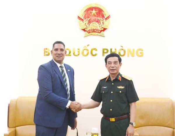 Le général Phan Van Giang reçoit les ambassadeurs de Suède et dAlgérie