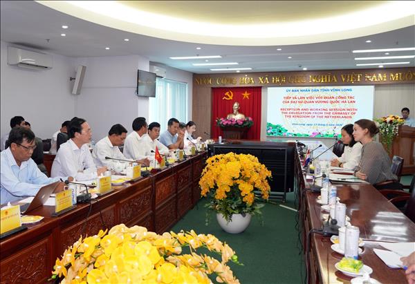 Vĩnh Long hợp tác với các đối tác Hà Lan trong khai thác cát biển bền vững