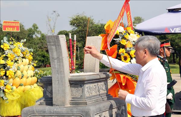 Dâng hoa, dâng hương tri ân các anh hùng, liệt sĩ và Mẹ Việt Nam anh hùng