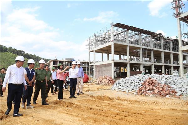 Gấp rút hoàn thành trường nội trú liên cấp ​để đón học sinh trong năm học mới 2026-2027