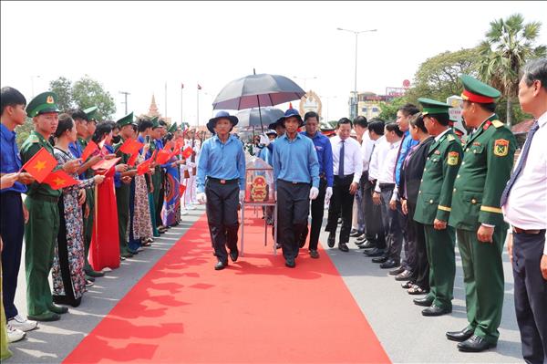 Remains of 158 Vietnamese volunteer soldiers, experts repatriated from Cambodia