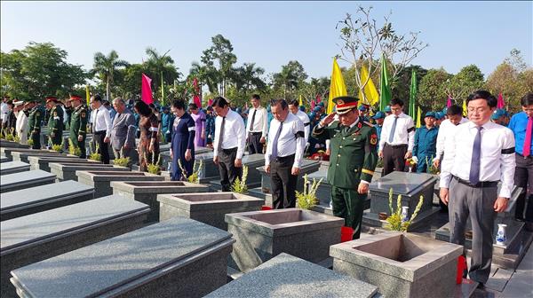 Memorial, burial held for 158 Vietnamese volunteer soldiers, experts recovered from Cambodia