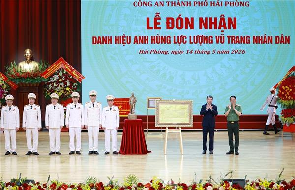 Remise du titre de Héros des Forces armées populaires à la Police de Hai Phong