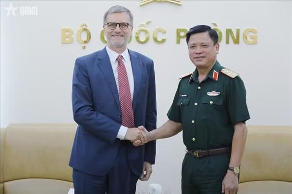 Défense : le Vietnam invité au salon Eurosatory en France