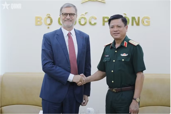 Défense : le Vietnam invité au salon Eurosatory en France