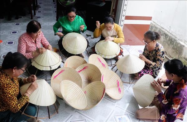 Những vành nón giữ hồn quê ở Thới Lai