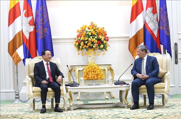 ប្រធានគណៈកម្មាធិការឃោសនាអប់រំនិងចលនាមហាជនមជ្ឈិម បំពេញទស្សនកិច្ចការងារនៅកម្ពុជា