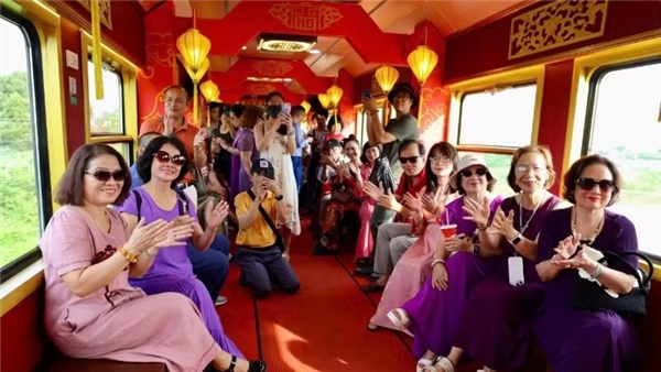 Viaje en tren patrimonial aporta una nueva identidad al turismo del centro de Vietnam