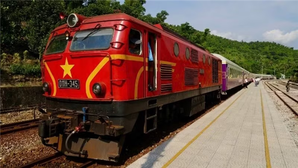 连接中部遗产列车——越南铁路一道独特的风景线