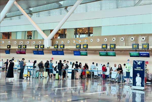 Domestic airlines continue adjusting summer flight schedules