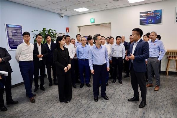 Party official calls on Samsung Vietnam to expand RD cooperation