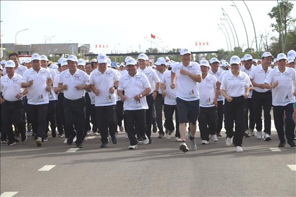 Hơn 12.000 người tham gia giải chạy S – Race tại Cà Mau