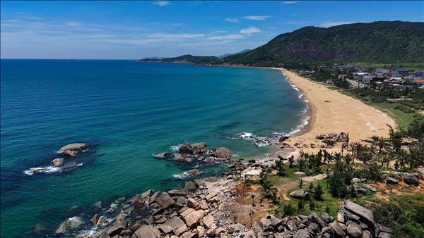Turismo de playa impulsa la temporada alta de verano en Vietnam