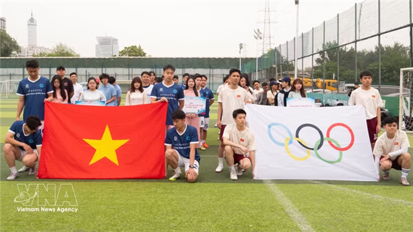 胡志明主席诞辰136周年：北京越南留学生学习胡伯伯锻炼精神