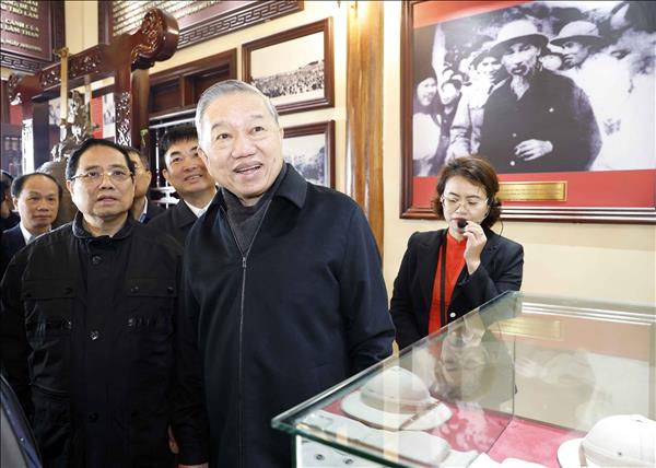 Ánh sáng Hồ Chí Minh soi đường cho chúng ta đi 