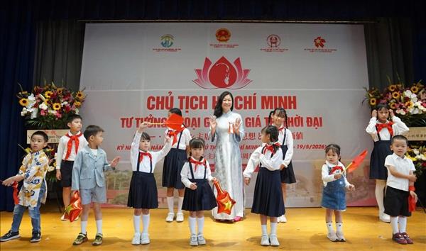 ສະ​ເຫຼີມ​ສະຫຼອງ 136 ປີ​ແຫ່ງວັນ​ຄ້າຍ​ວັນ​ເກີດ​ປະ​ທານ​ໂຮ່​ຈີ​ມິນ ຢູ່​ຍີ່​ປຸ່ນ