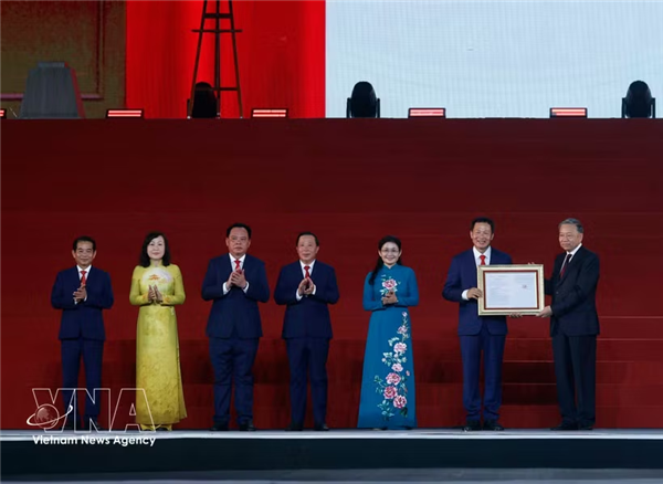 Mandatario vietnamita asiste a ceremonia de creación oficial de la ciudad de Dong Nai