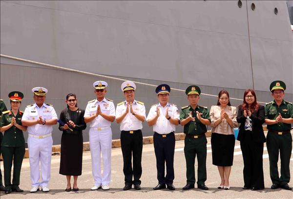 Un navire de la Marine thaïlandaise en visite damitié à Ho Chi Minh-Ville
