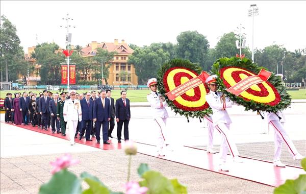 ການ​ນຳ​ພັກ, ລັດ ເຂົ້າ​ສຸ​ສານໄຫ້​ວ​ອາ​ໄລ ປະ​ທານ​ໂຮ່​ຈີ​ມິນ