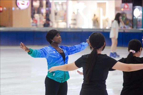 Huyền thoại Surya Bonaly truyền lửa cho vận động viên Việt