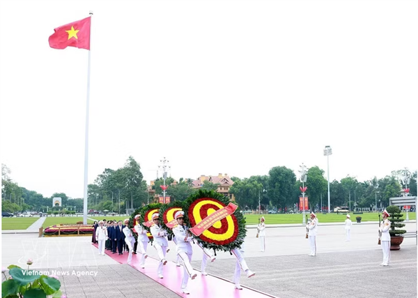 Hommage solennel au Président Hô Chi Minh à loccasion de son 136e anniversaire de naissance