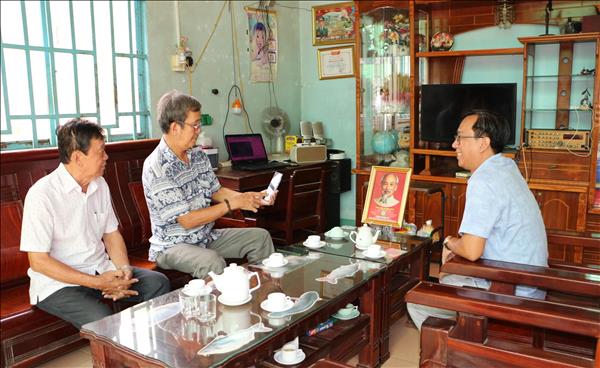 Nhà đảng viên treo ảnh Bác Hồ - Nét đẹp văn hóa ở Phú Hựu