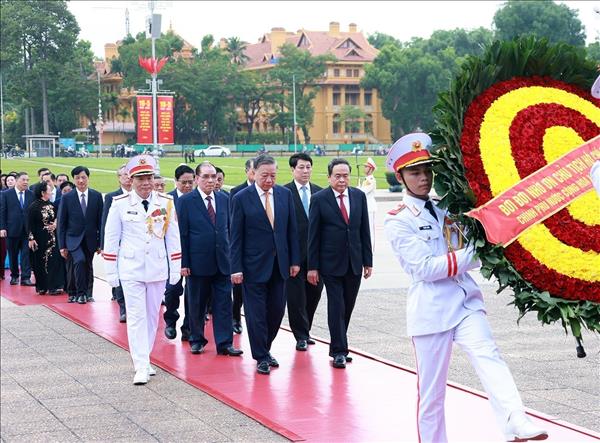 Kỷ niệm 136 năm Ngày sinh Chủ tịch Hồ Chí Minh: Lãnh đạo Đảng, Nhà nước vào Lăng viếng Bác