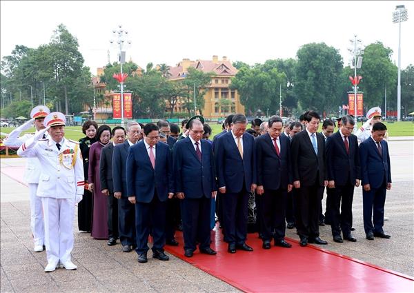 胡志明主席诞辰136周年：党和国家领导人瞻仰胡志明主席陵并敬献花圈