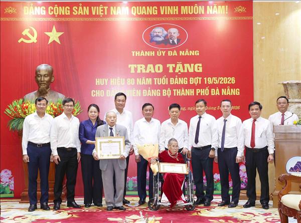 Thường trực Ban Bí thư Trần Cẩm Tú dự Lễ trao tặng Huy hiệu 80 năm tuổi Đảng tại thành phố Đà Nẵng