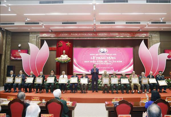 Party, State leader presents Party membership badges to veteran members