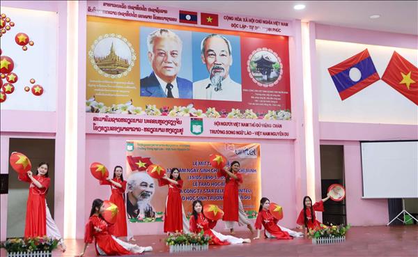 136 năm Ngày sinh Chủ tịch Hồ Chí Minh: Trường Song ngữ Lào-Việt Nam Nguyễn Du học tập và rèn luyện theo tấm gương đạo đức của Bác Hồ