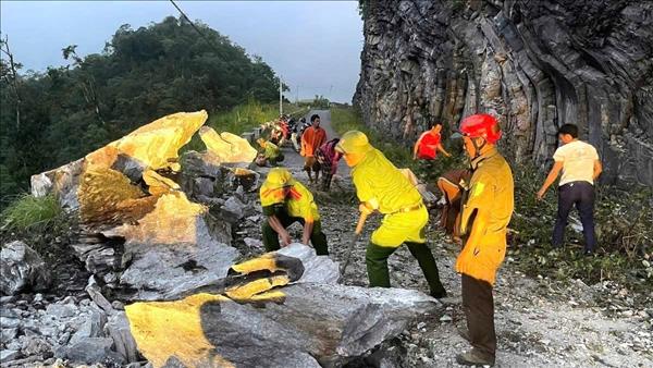 Công an vùng cao giúp dân khắc phục hậu quả thiên tai
