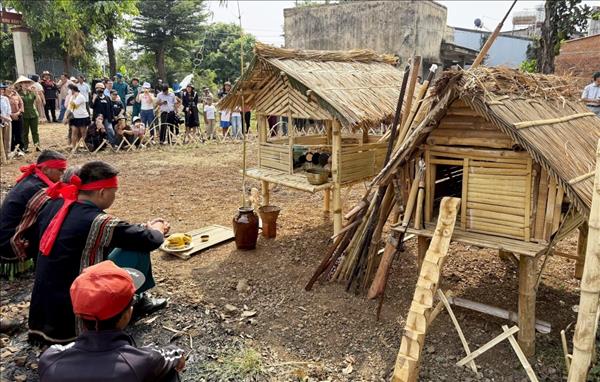 Ceremonia de oración por la lluvia del pueblo Ede en Dak Lak