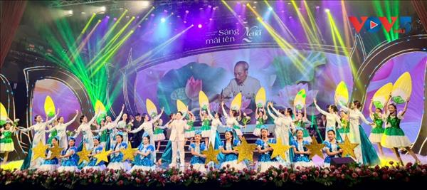 「ホー・チ・ミン主席の名は永遠に」 舞台公演