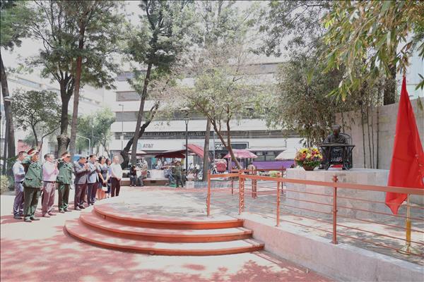 136 năm Ngày sinh Chủ tịch Hồ Chí Minh: Hình ảnh Bác sống mãi giữa lòng thủ đô Mexico City
