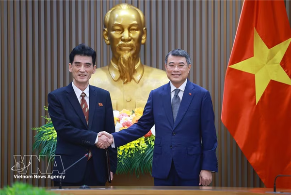 Premier de Vietnam reafirma el fortalecimiento de amistad en encuentro con embajador norcoreano