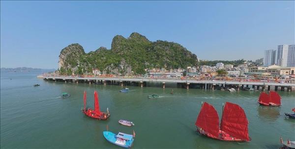 Artisan revives traditional sailboats on Ha Long Bay