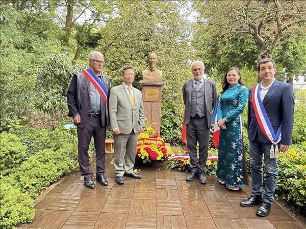 Le 136e anniversaire de la naissance du Président Hô Chi Minh célébré dans divers pays