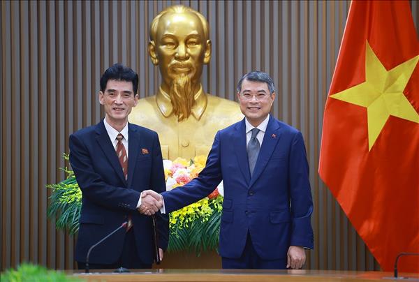 不断培育和推动越朝关系
