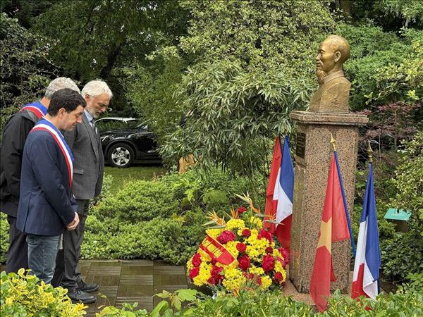 Vietnamese embassies in Europe mark late Presidents birth anniversary with tributes