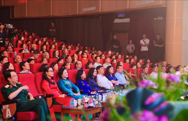 ລາຍ​ການ​ສິ​ລະ​ປະ ຊື່​ຂອງ​ເພິ່ນ​ຮຸ່ງແຈ້ງ​ຕະຫຼອດ​ການ: ວິ​ວັດ​ການ​ທີ່​ເຕັມ​ໄປ​ດ້ວຍ​ຄວາມ​ຮູ້​ສຶກ ແລະ ຄວາມ​ຄາດ​ຫວັງ