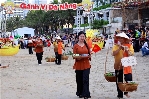Street vendor memories blend with modern seaside festival in Da Nang