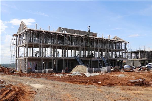 Tranh thủ từng giờ đẩy nhanh tiến độ, sớm hoàn thành trường học ở xã biên giới